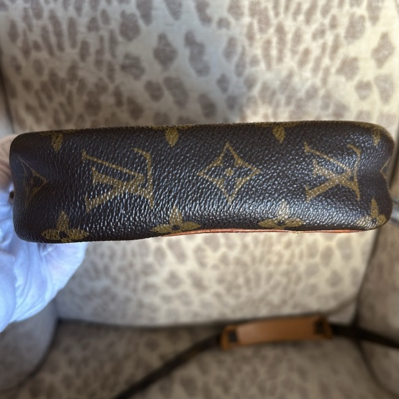 Louis Vuitton Monogram Canvas Crossbody needs repair - Picture 8 of 17